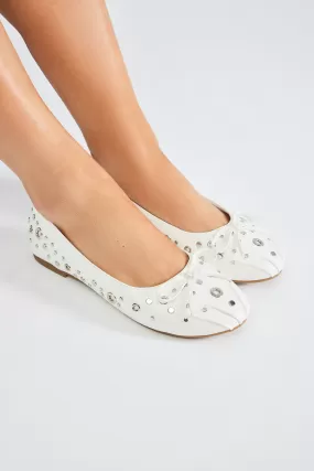 So In Love Grommet Flats - White